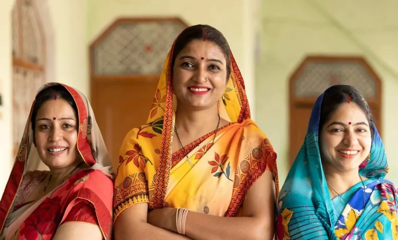 दिल्ली लक्ष्मी योजना के तहत महिलाओं को स्वीकृति प्रमाण पत्र वितरित करते अधिकारी