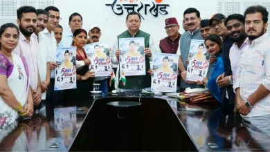 सीएम पुष्कर सिंह धामी उत्तराखंड विकास यात्रा पर आधारित एल्बम का विमोचन करते हुए