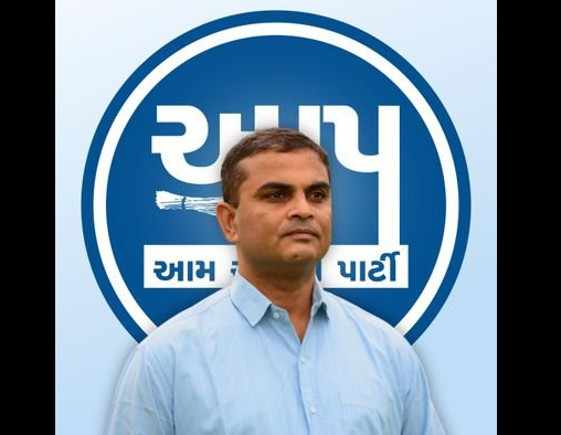 सूरत में E20 पेट्रोल को लेकर प्रेस कॉन्फ्रेंस करते AAP नेता धर्मेश भंडेरी।