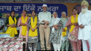 डॉ. बलबीर सिंह पटियाला ग्रामीण में लोक मिलनी के दौरान लोगों से बातचीत करते हुए