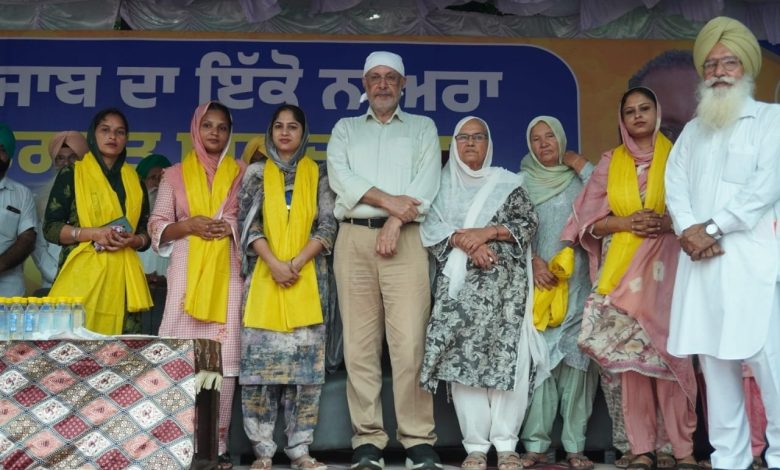 डॉ. बलबीर सिंह पटियाला ग्रामीण में लोक मिलनी के दौरान लोगों से बातचीत करते हुए