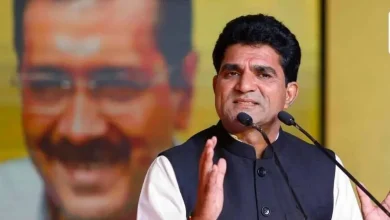 पीएम मोदी को भगवान गणेश की मूर्ति भेंट करते राघव चड्ढा