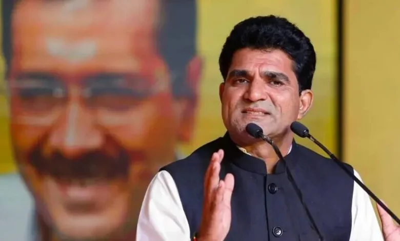 पीएम मोदी को भगवान गणेश की मूर्ति भेंट करते राघव चड्ढा