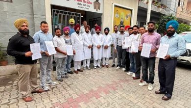 हरदीप सिंह मुंडियां बुडेवाल सहकारी चीनी मिल के दिवंगत कर्मचारियों के परिवारों को नियुक्ति पत्र सौंपते हुए