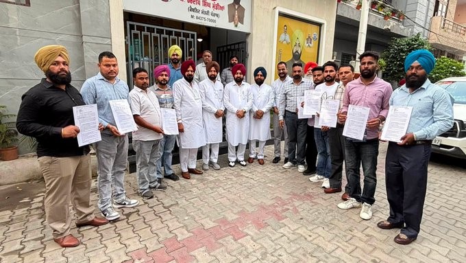 हरदीप सिंह मुंडियां बुडेवाल सहकारी चीनी मिल के दिवंगत कर्मचारियों के परिवारों को नियुक्ति पत्र सौंपते हुए