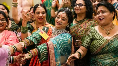 हरियाली तीज पर हरे रंग की साड़ी और चूड़ियां पहने महिला