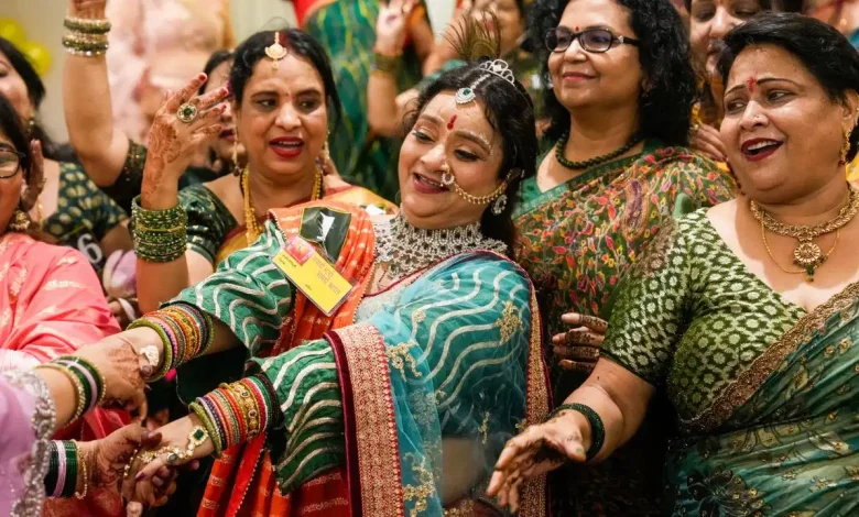 हरियाली तीज पर हरे रंग की साड़ी और चूड़ियां पहने महिला