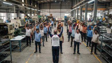 हरियाणा Y-Break Scheme के तहत योग करते औद्योगिक कर्मचारी