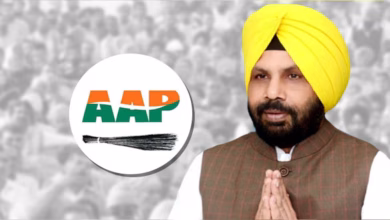 हरभजन सिंह ईटीओ AAP कार्यकर्ताओं के साथ अरविंद केजरीवाल का जन्मदिन मनाते हुए