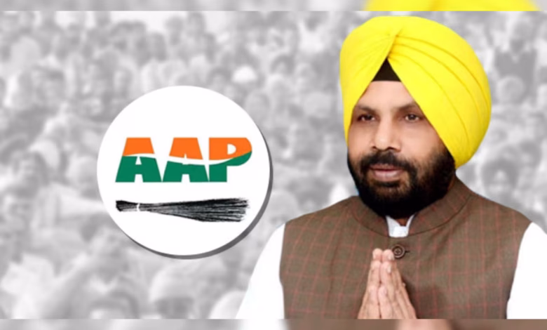 हरभजन सिंह ईटीओ AAP कार्यकर्ताओं के साथ अरविंद केजरीवाल का जन्मदिन मनाते हुए