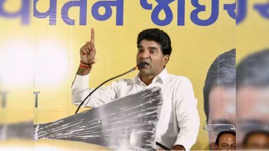 खंभालिया में खराब सड़क दिखाते AAP नेता इसुदान गढ़वी