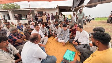 जामखंभालिया में धरने पर बैठे किसानों से मुलाकात करते AAP गुजरात अध्यक्ष इसुदान गढ़वी