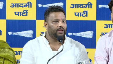 कुलदीप कुमार ब्लिंकिट डिलीवरी पार्टनर्स से मुलाकात करते हुए