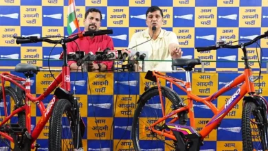दिल्ली सरकार की साइकिल खरीद पर सौरभ भारद्वाज द्वारा दो साइकिलों की तुलना