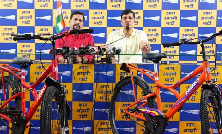 दिल्ली सरकार की साइकिल खरीद पर सौरभ भारद्वाज द्वारा दो साइकिलों की तुलना