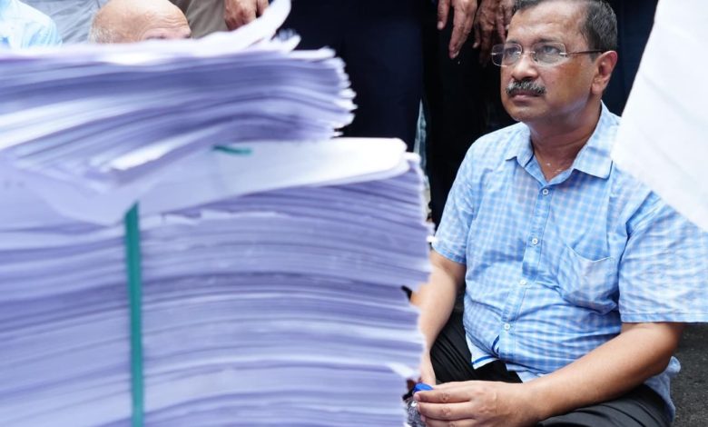 E20 Fuel को लेकर पीएम आवास की ओर मार्च करते अरविंद केजरीवाल