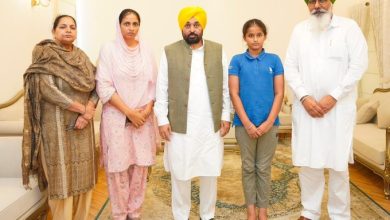 गुरजीत सिंह तूत के परिवार से मुलाकात करते मुख्यमंत्री भगवंत मान