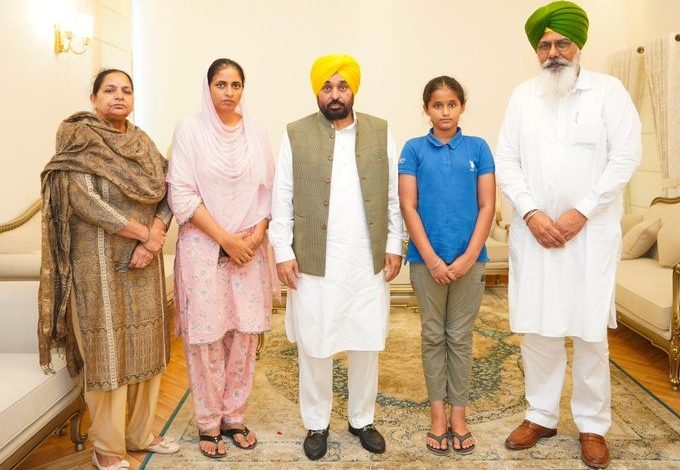 गुरजीत सिंह तूत के परिवार से मुलाकात करते मुख्यमंत्री भगवंत मान