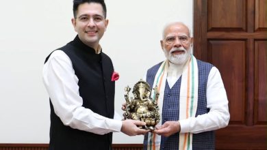 पीएम मोदी को भगवान गणेश की मूर्ति भेंट करते राघव चड्ढा
