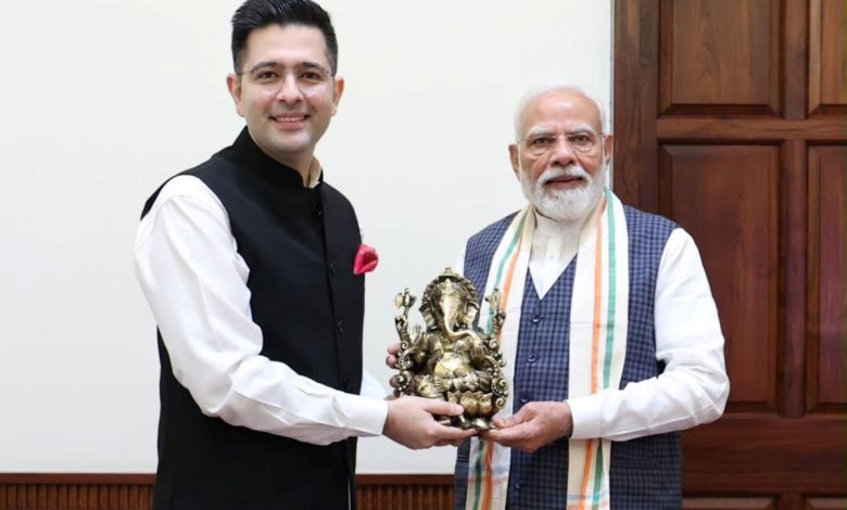 पीएम मोदी को भगवान गणेश की मूर्ति भेंट करते राघव चड्ढा