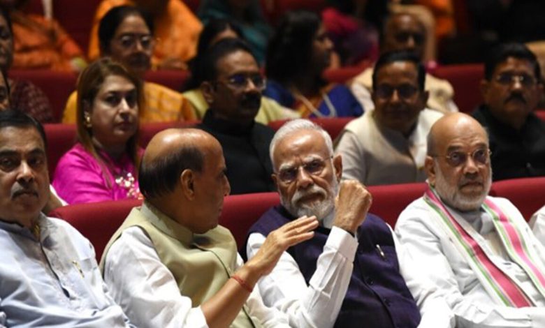 संसद में आयोजित NDA संसदीय दल की मंगल मिलन बैठक में शामिल प्रधानमंत्री नरेंद्र मोदी और वरिष्ठ नेता