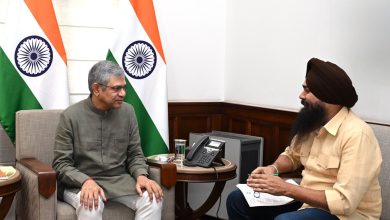 सांसद मलविंदर सिंह कंग केंद्रीय रेल मंत्री अश्विनी वैष्णव से मुलाकात करते हुए