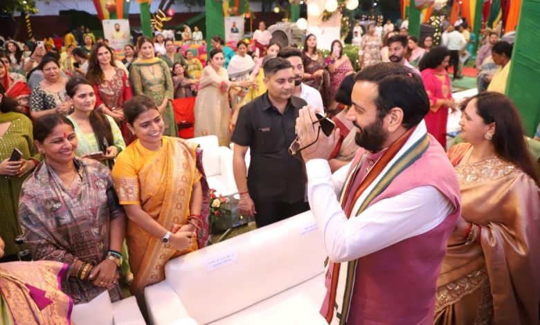 सीएम नायब सिंह सैनी तीज उत्सव पर बहन-बेटियों को कोथली भेंट करते हुए