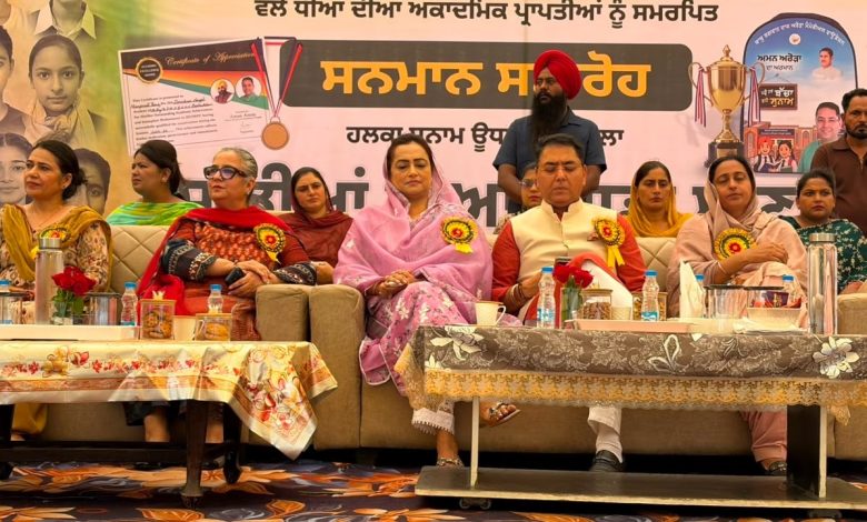 सुनाम हलके में शिक्षा क्षेत्र को और बढ़ावा देने के लिए कैबिनेट मंत्री अमन अरोड़ा की अहम पहल; सरकारी स्कूलों के 19,886 विद्यार्थियों को स्कूल बैग देने की शुरुआत