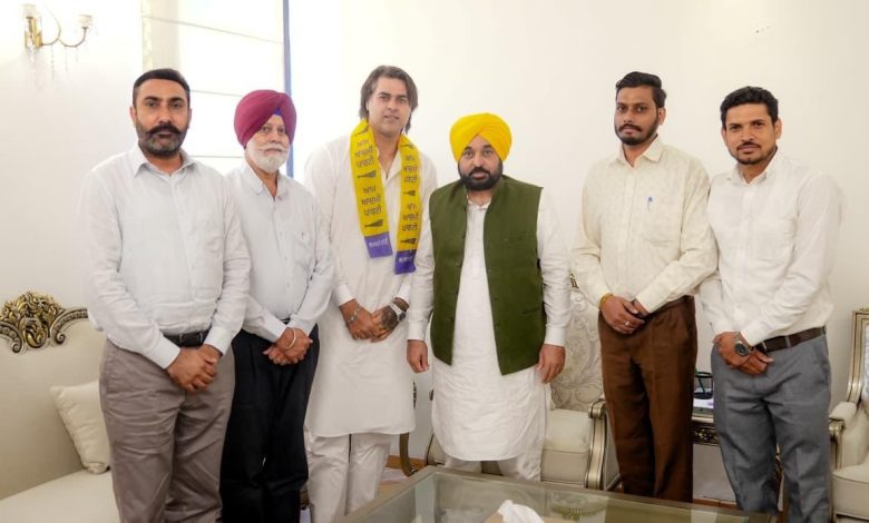 भगवंत मान सरकार की जनहित वाली नीतियों से प्रभावित होकर, पूर्व भारतीय क्रिकेटर मनप्रीत सिंह 'गोनी' और इंटरनेशनल गोल्ड मेडलिस्ट कुनार आम आदमी पार्टी में शामिल