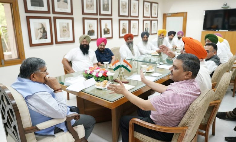 आप विधायक कुलदीप सिंह धालीवाल ने राज्यपाल से की मुलाकात, अजनाला को बाढ़ से बचाने के लिए उज नदी पर डैम बनाने की मांग की