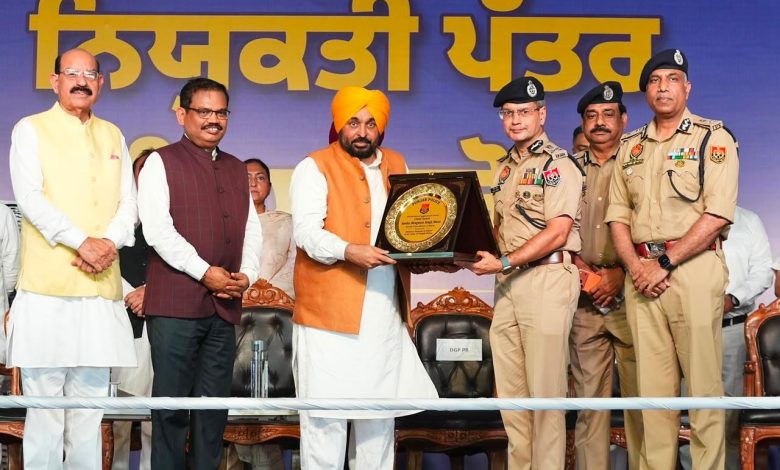 पंजाब के 1,746 और युवाओं को पुलिस में मिली सरकारी नौकरी, मुख्यमंत्री भगवंत सिंह मान ने सौंपे नियुक्ति पत्र