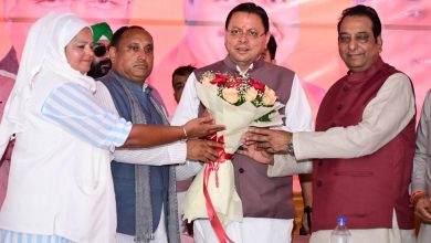 देहरादून में लाभार्थी सम्मेलन के दौरान लाभार्थियों से संवाद करते मुख्यमंत्री पुष्कर सिंह धामी