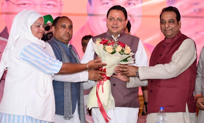 देहरादून में लाभार्थी सम्मेलन के दौरान लाभार्थियों से संवाद करते मुख्यमंत्री पुष्कर सिंह धामी