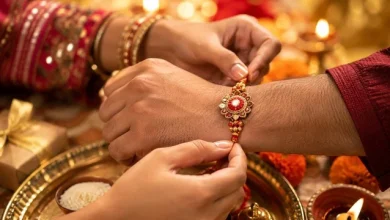 रक्षाबंधन पर भगवान गणेश को राखी अर्पित करती बहन