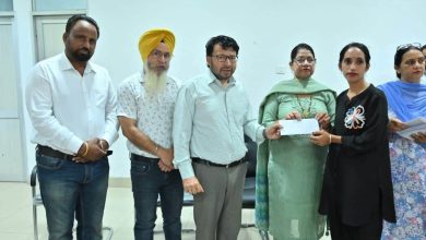 रवजोत सिंह आंगनवाड़ी वर्कर्स और हेल्पर्स को नियुक्ति पत्र सौंपते हुए