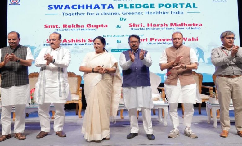 दिल्ली को कूड़े से आजादी अभियान 2026 की शुरुआत करतीं सीएम रेखा गुप्ता