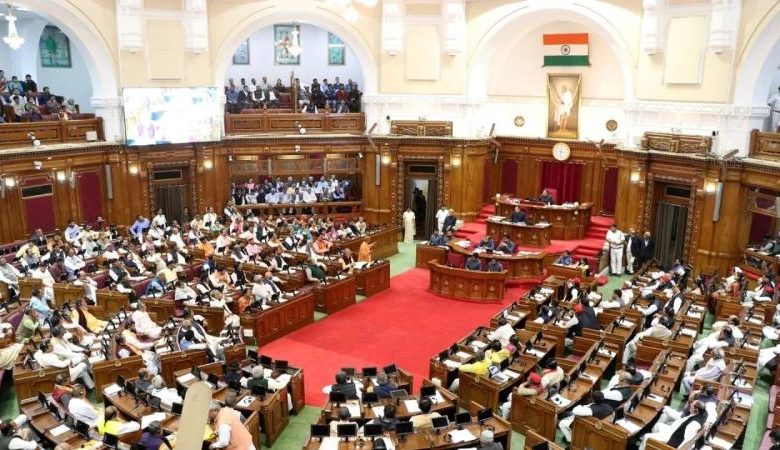 संसद में वंदे मातरम् के दौरान प्रधानमंत्री नरेंद्र मोदी और राहुल गांधी