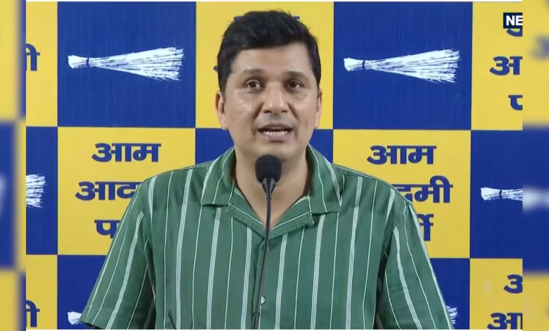 साइकिल खरीद मामले में दिल्ली सरकार से सवाल उठाते AAP नेता सौरभ भारद्वाज