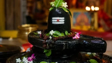 सावन सोमवार व्रत कथा पढ़ते श्रद्धालु और भगवान शिव की पूजा