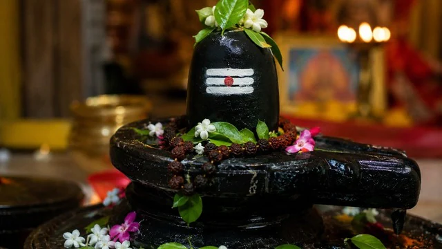सावन सोमवार व्रत कथा पढ़ते श्रद्धालु और भगवान शिव की पूजा