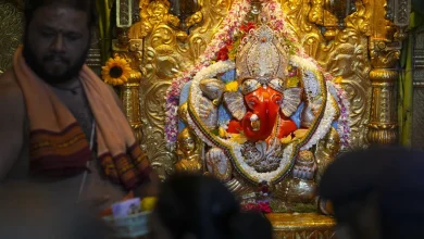 मुंबई सिद्धिविनायक मंदिर में दाहिनी सूंड वाले भगवान गणेश