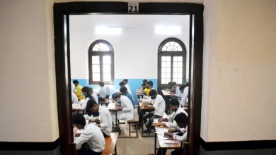 यूपी बोर्ड परीक्षा केंद्र की तैयारी करते विद्यार्थी