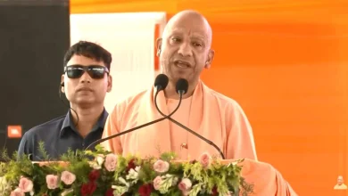 CM योगी आदित्यनाथ पीआरडी जवानों को कैशलेस चिकित्सा कार्ड देते हुए
