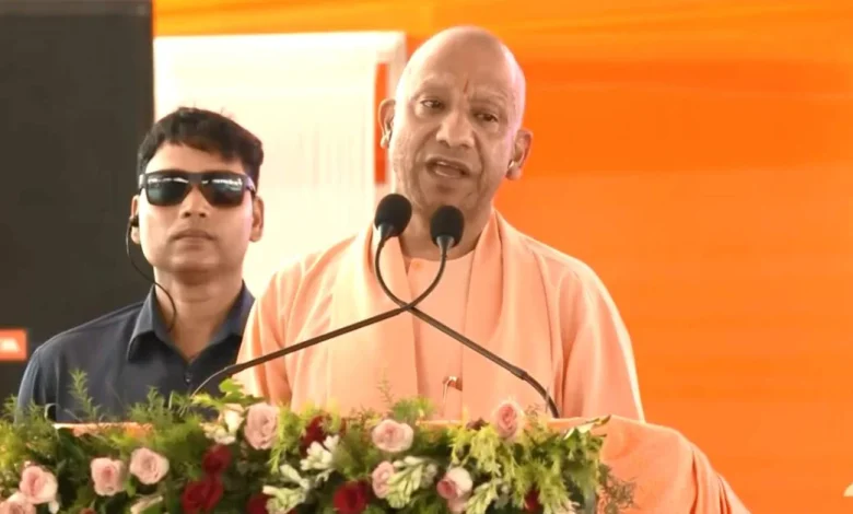 CM योगी आदित्यनाथ पीआरडी जवानों को कैशलेस चिकित्सा कार्ड देते हुए
