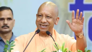 हथकरघा बुनकर समृद्धि योजना के तहत करघे पर काम करता बुनकर
