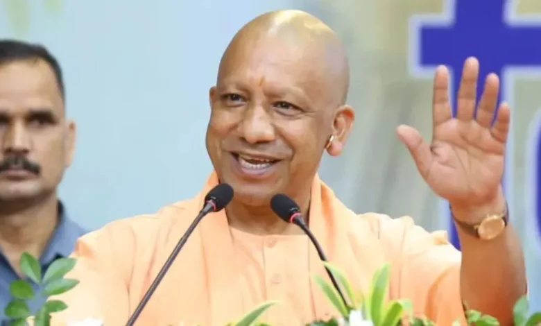 हथकरघा बुनकर समृद्धि योजना के तहत करघे पर काम करता बुनकर