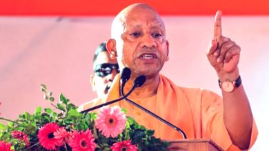 सीएम योगी आदित्यनाथ चीनी की जमाखोरी पर अधिकारियों के साथ समीक्षा बैठक करते हुए