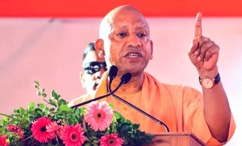 सीएम योगी आदित्यनाथ चीनी की जमाखोरी पर अधिकारियों के साथ समीक्षा बैठक करते हुए