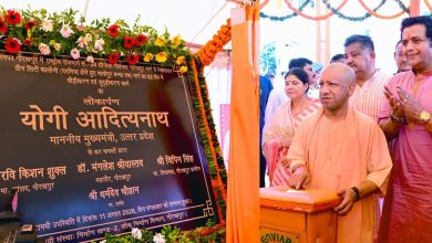 गोरखपुर में 2-लेन मार्ग का लोकार्पण करते मुख्यमंत्री योगी आदित्यनाथ
