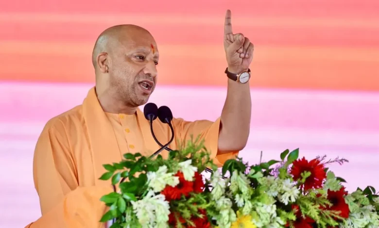 मुख्यमंत्री योगी आदित्यनाथ कोटेदारों के लाभांश में बढ़ोतरी की घोषणा करते हुए